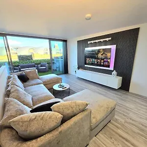https://modern-duplex-penthouse-panoramic-views-parking.yorkshirehotels.net